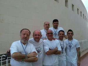 Monoveros y hermanos de nuestra hermandad, preparados para salir hacia Alicante.