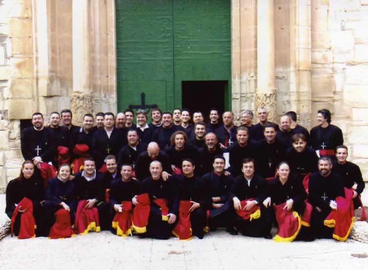 Costaleros del paso de Cristo en el año 2004